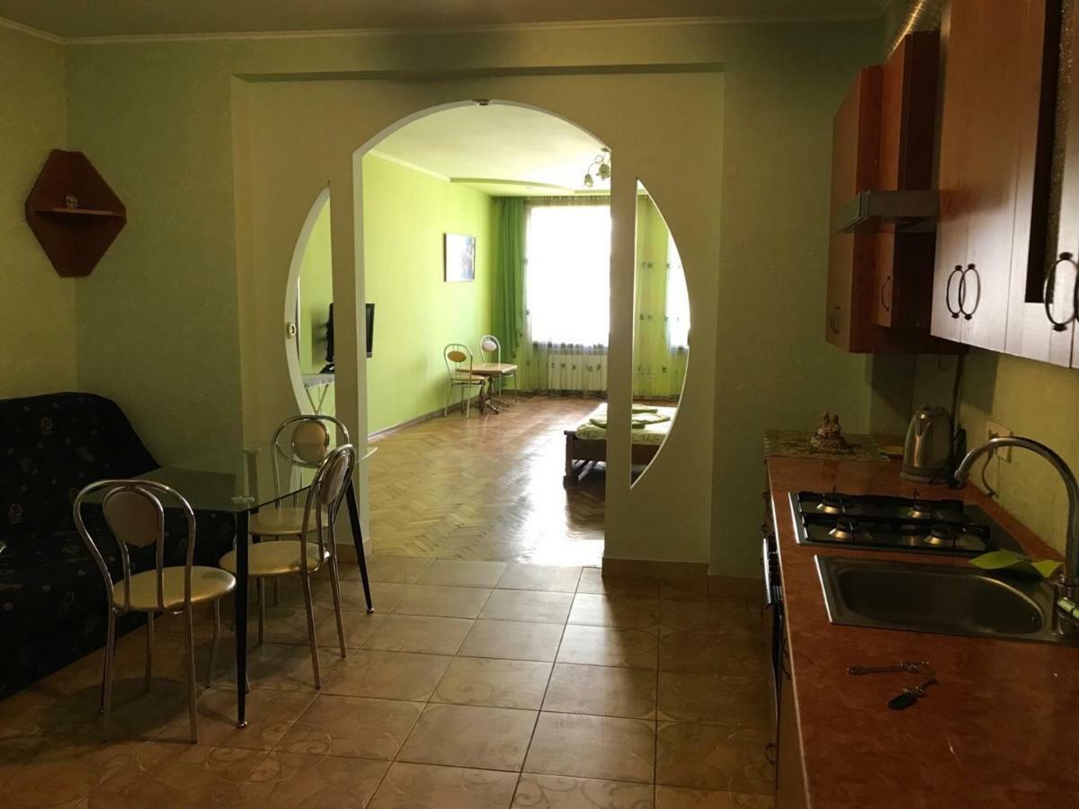 Svobody, Apartments Near The Opera リヴィウ エクステリア 写真